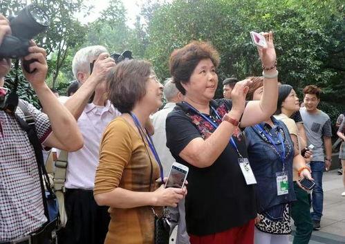 云南边境大爷大妈吃瓜视频,展现边境风情