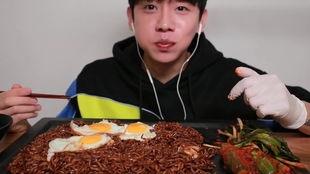 上海英语老师吃瓜视频,吃瓜视频引发网友热议