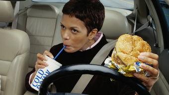 吃瓜吃到自己车被图钉扎原视频,车胎被图钉扎惨遭“瓜农”报复