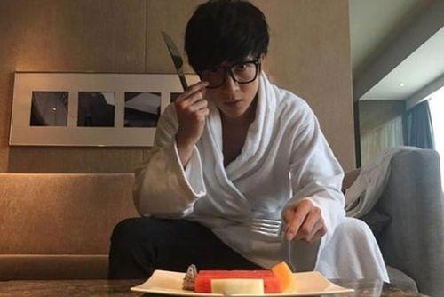 薛之谦吃瓜求婚视频,浪漫惊喜引网友热议