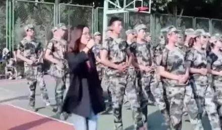 女子军训跳舞吃瓜视频,女子方阵吃瓜跳舞欢乐瞬间