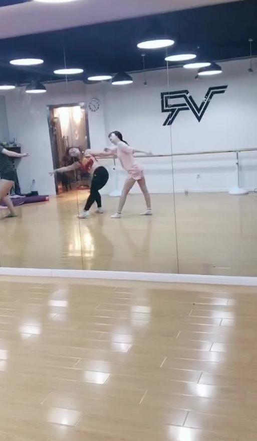 舞蹈生跳舞吃瓜视频在线观看,精彩瞬间在线放送