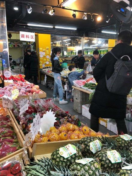 买菜砍价老板吃瓜视频,老板吃瓜围观，网友直呼太真实！